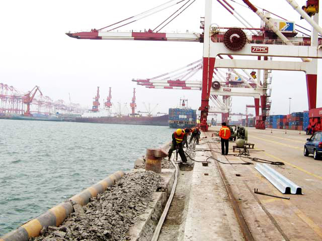 青島港QQCT拖纜槽現(xiàn)場安裝